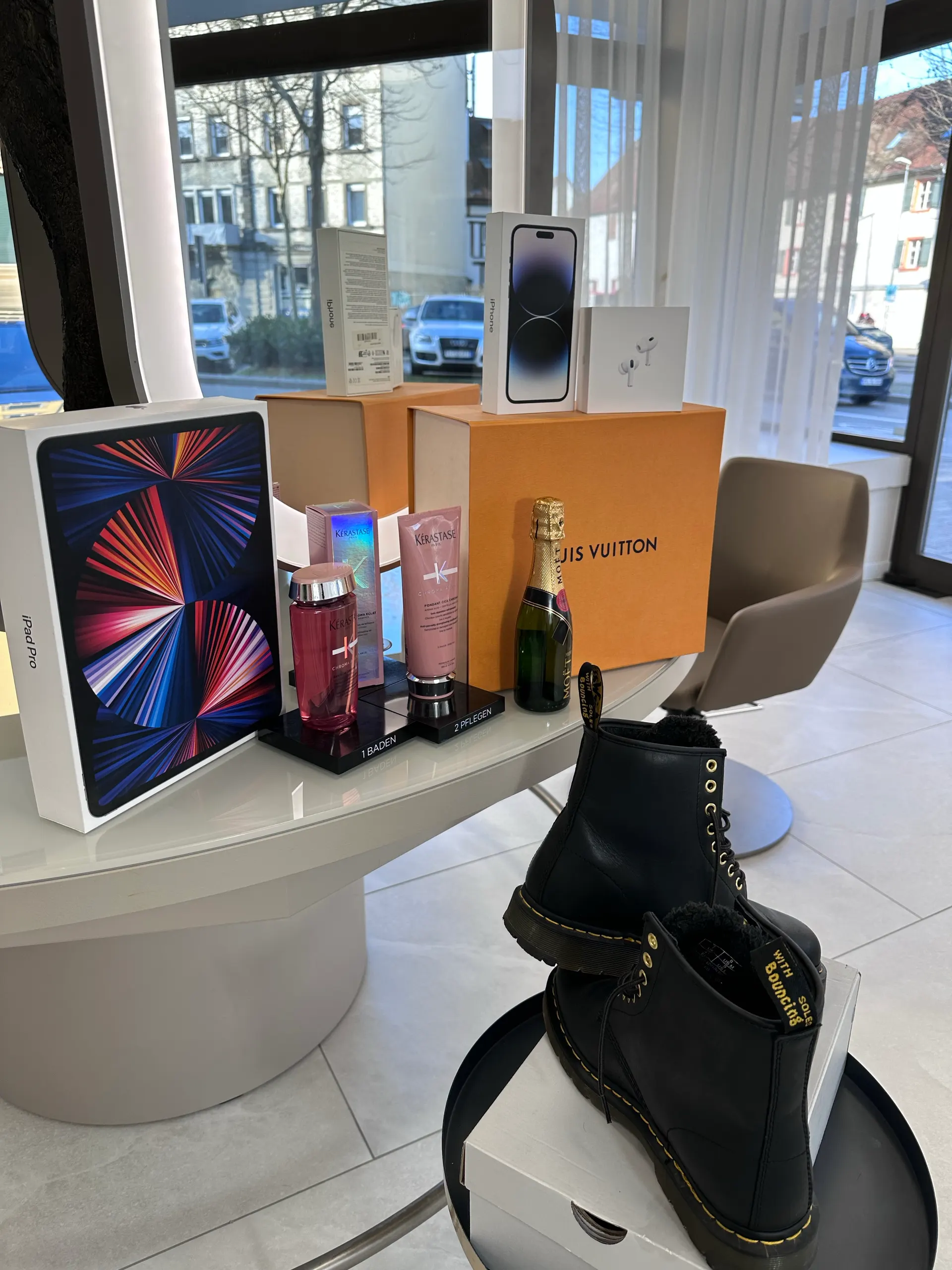Die Gewinne stehen im Studio bereit: Louis-Vuitton-Karton, iPhone, AirPods und weitere Preise