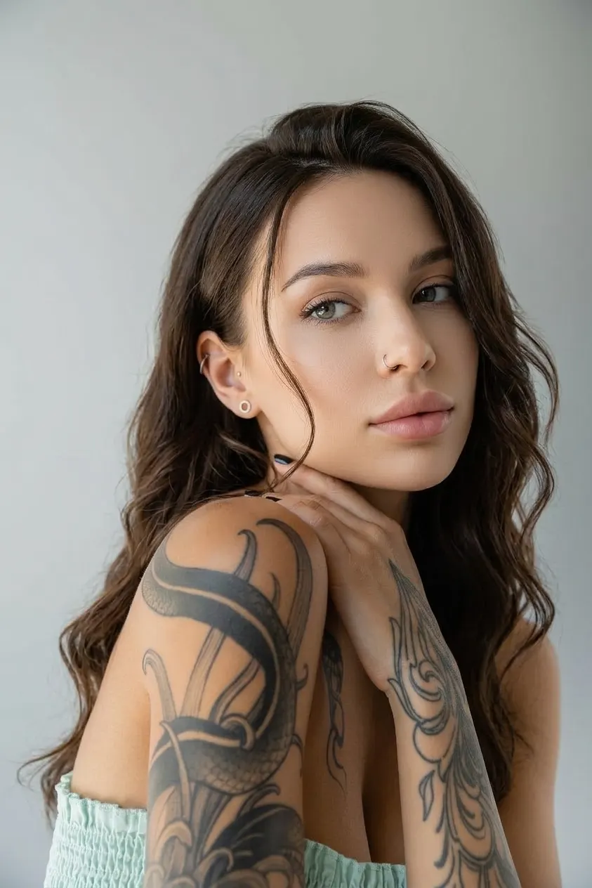 Frau mit ornamentalem Tattoo an Schulter und Arm