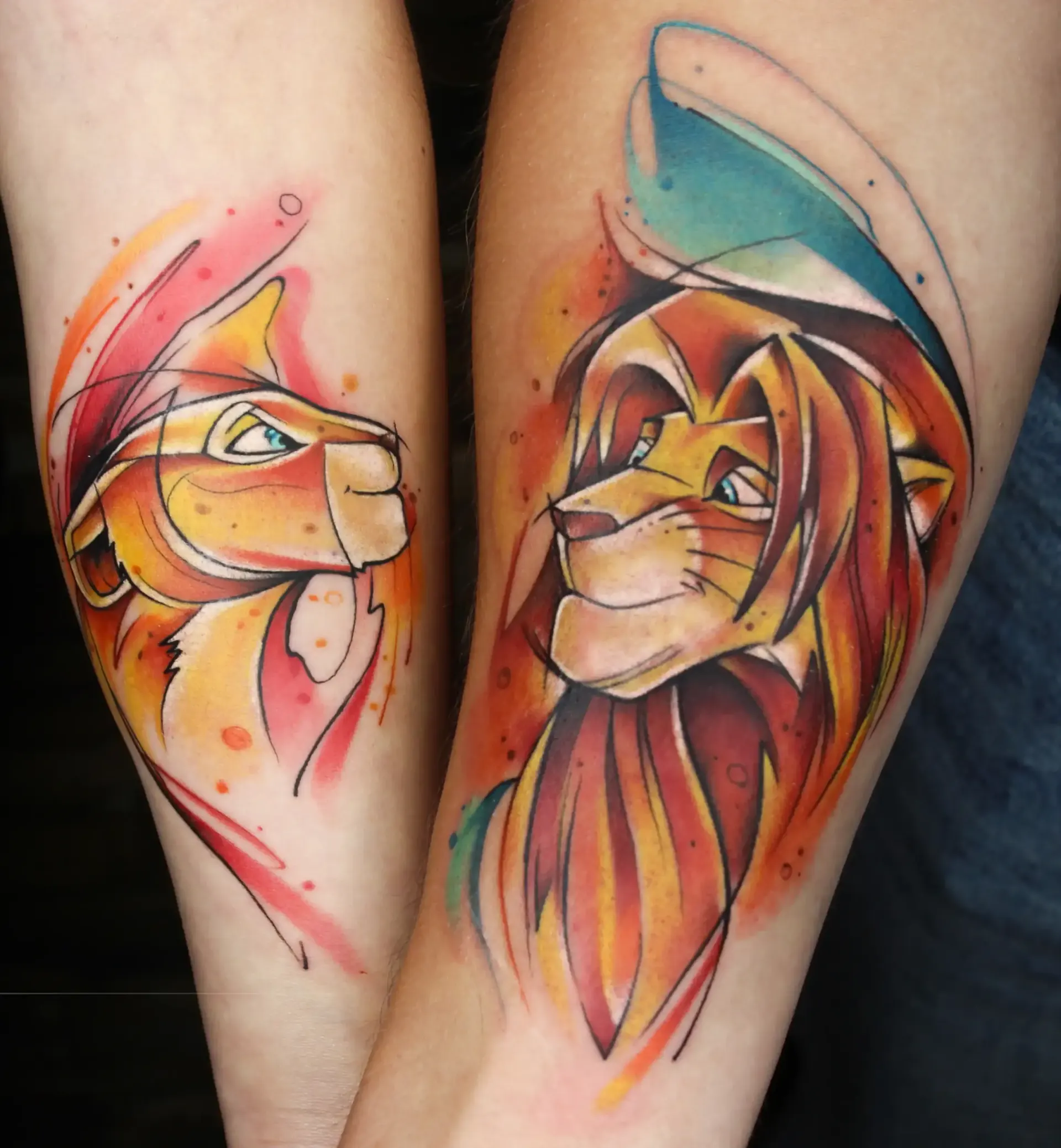 Bunte Loewen an den Waden – Colour Tattoo