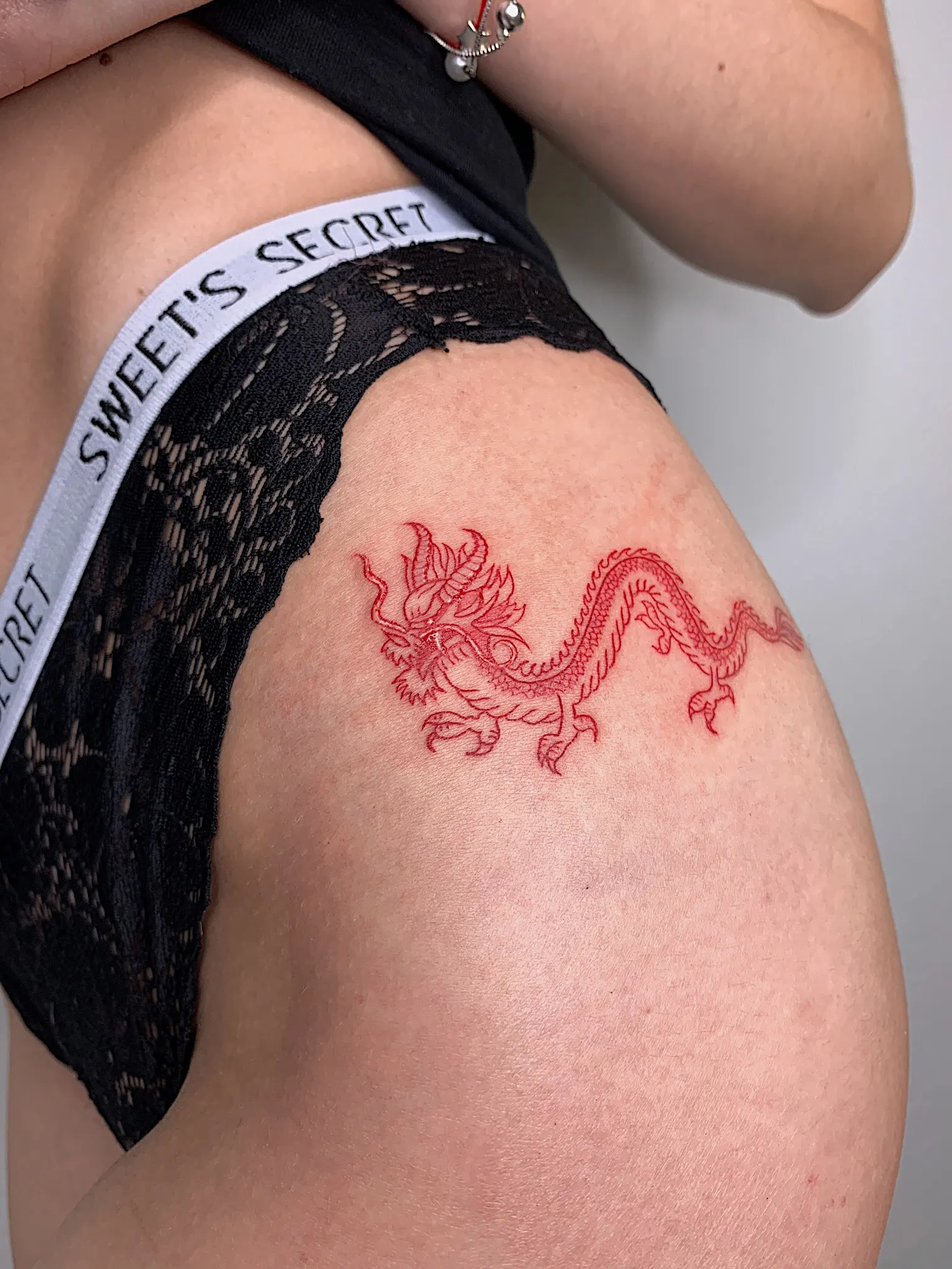 Roter Drache an der Huefte – Colour Tattoo