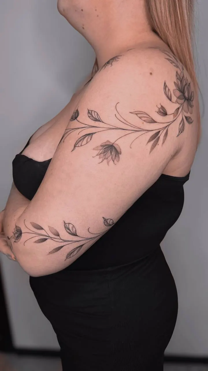 Blaetterranken an Schulter und Arm – Fineline Tattoo