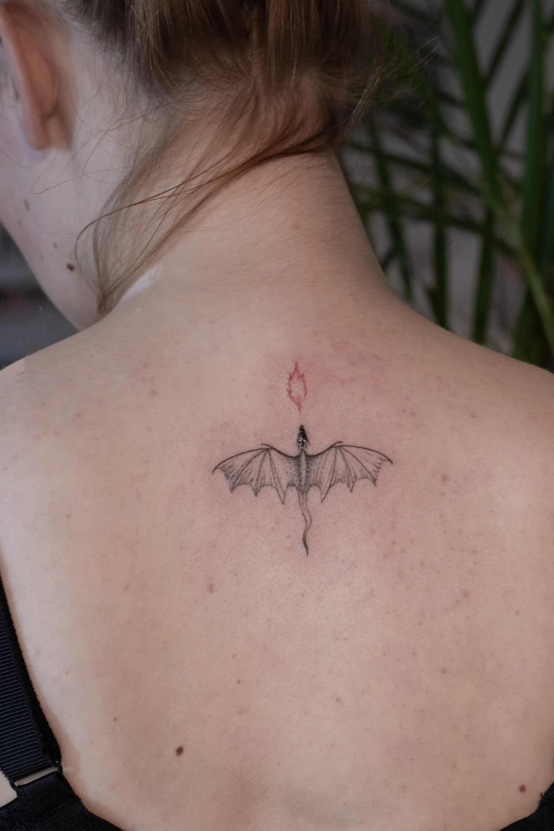 Drache im Nacken – Fineline Tattoo