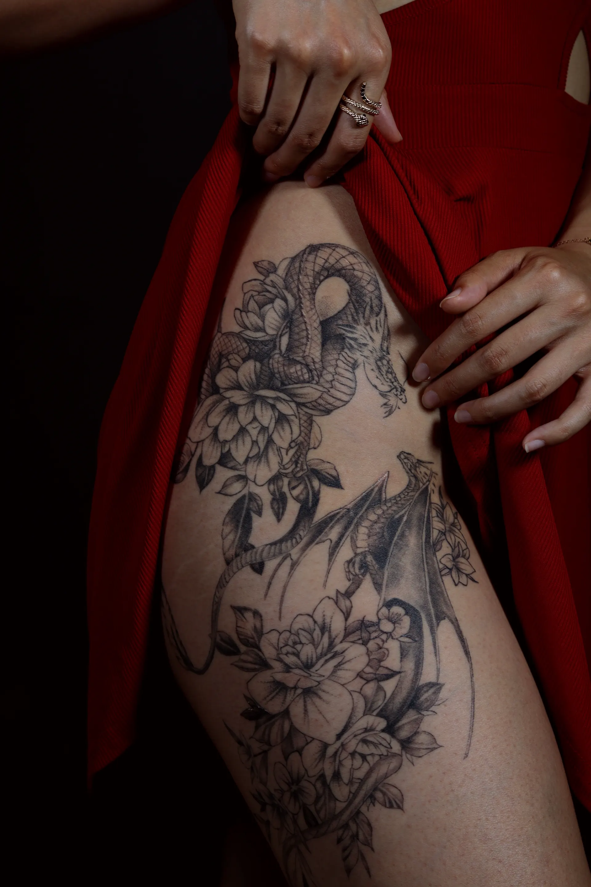 Drache und Pfingstrosen am Oberschenkel – Fineline Tattoo