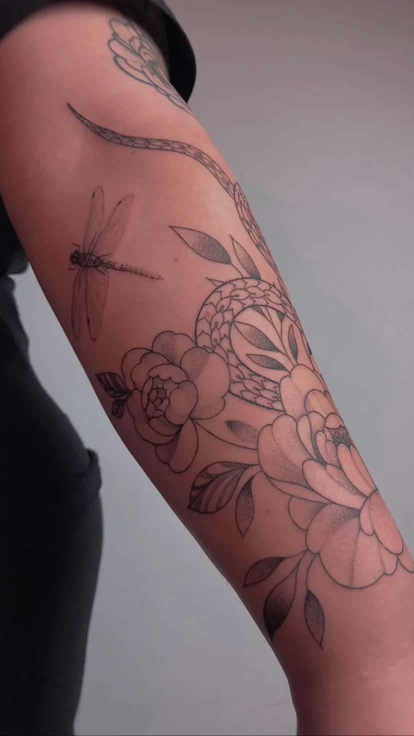 Libelle Pfingstrosen und Schlange am Arm – Fineline Tattoo