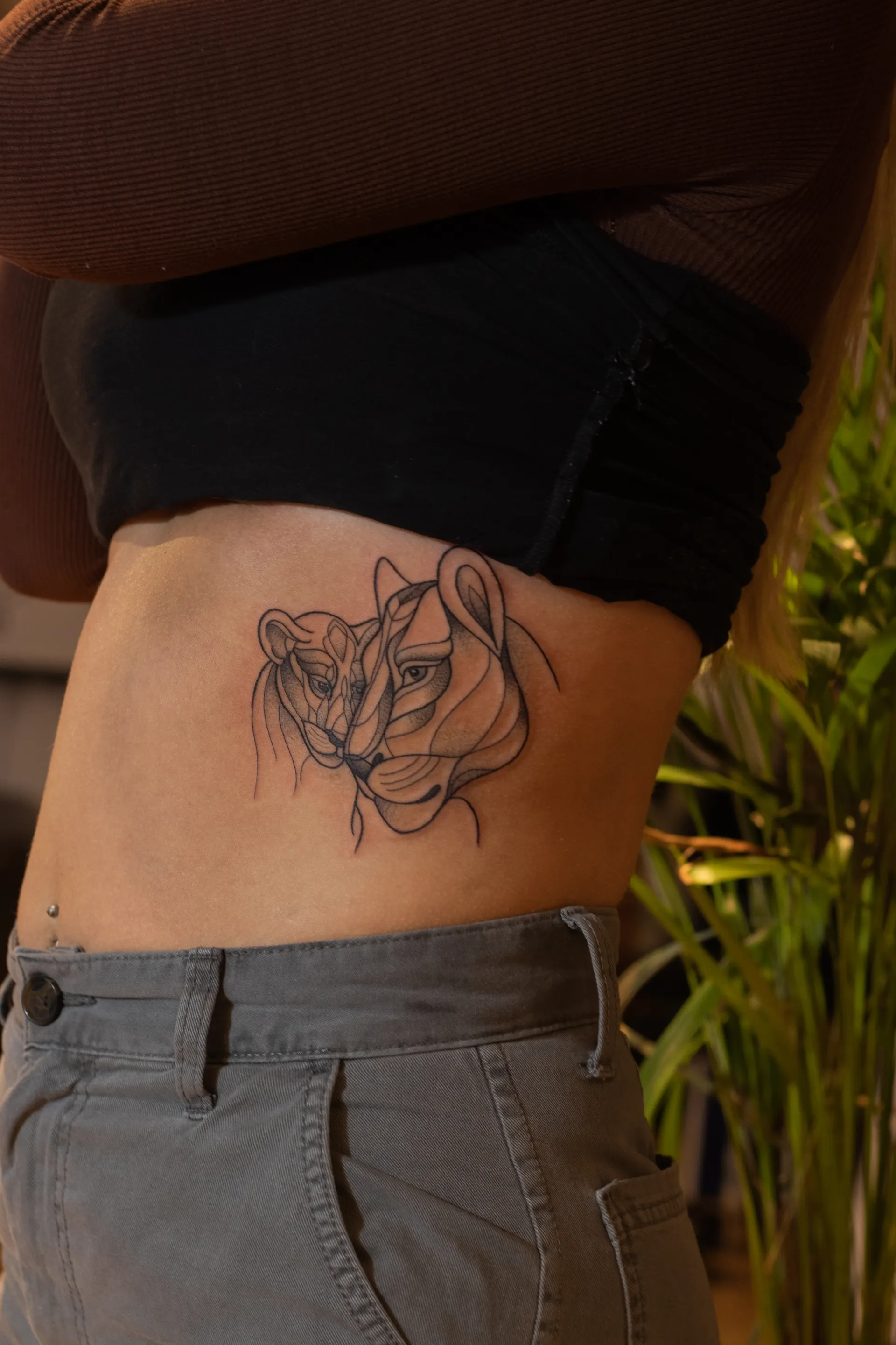 Loewin an der Rippe – Fineline Tattoo
