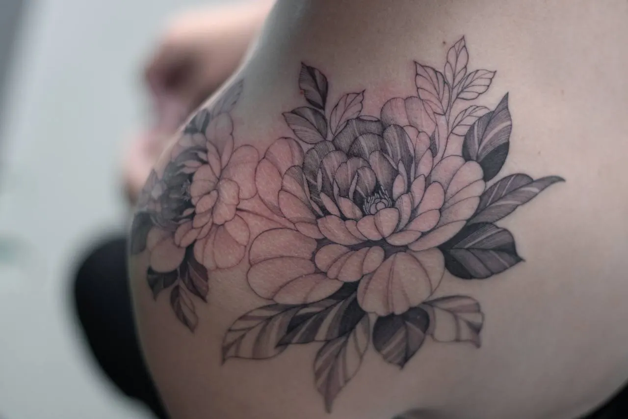 Pfingstrose an der Schulter – Fineline Tattoo