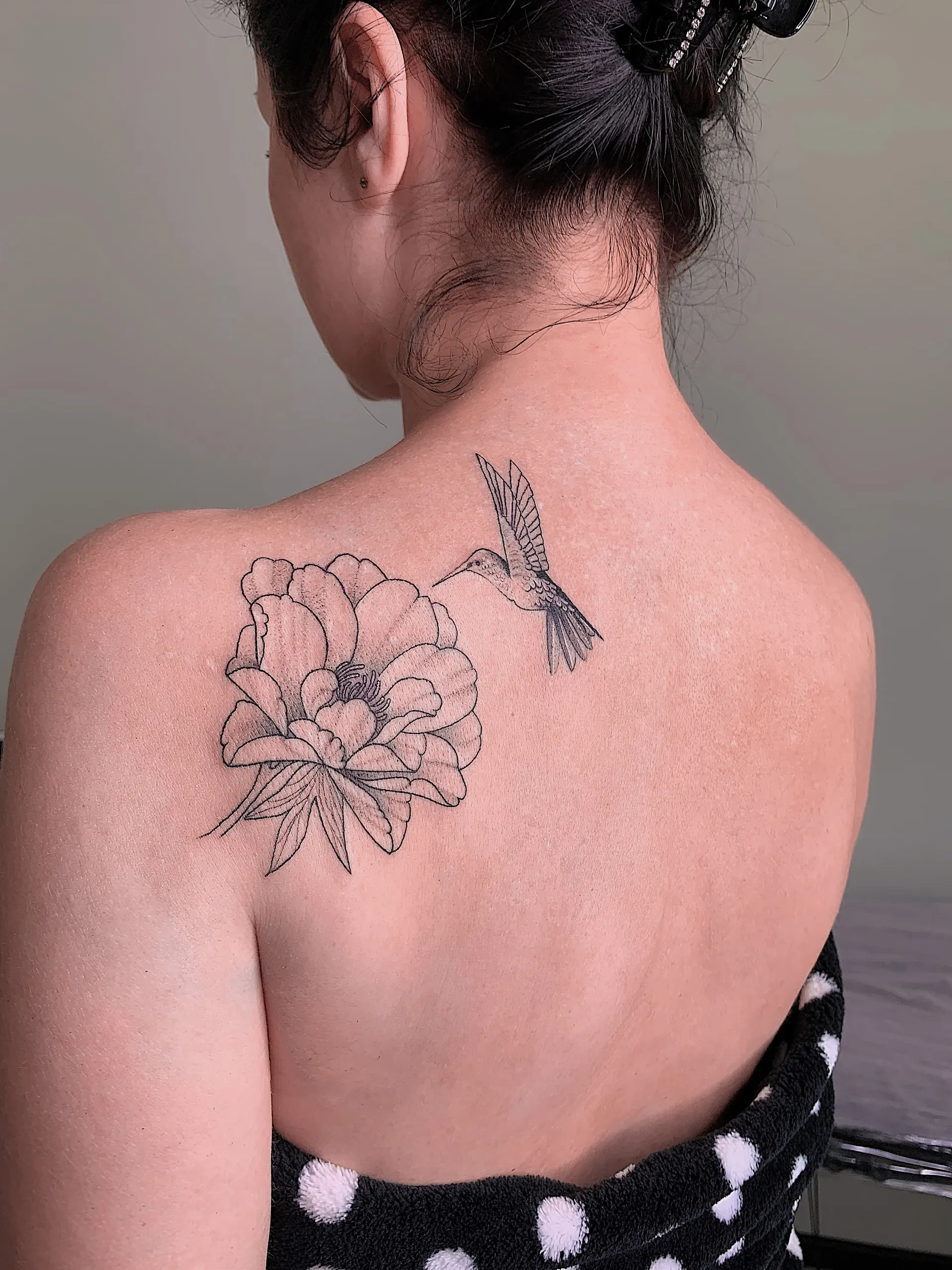 Pfingstrose und Kolibri am Schulterblatt – Fineline Tattoo