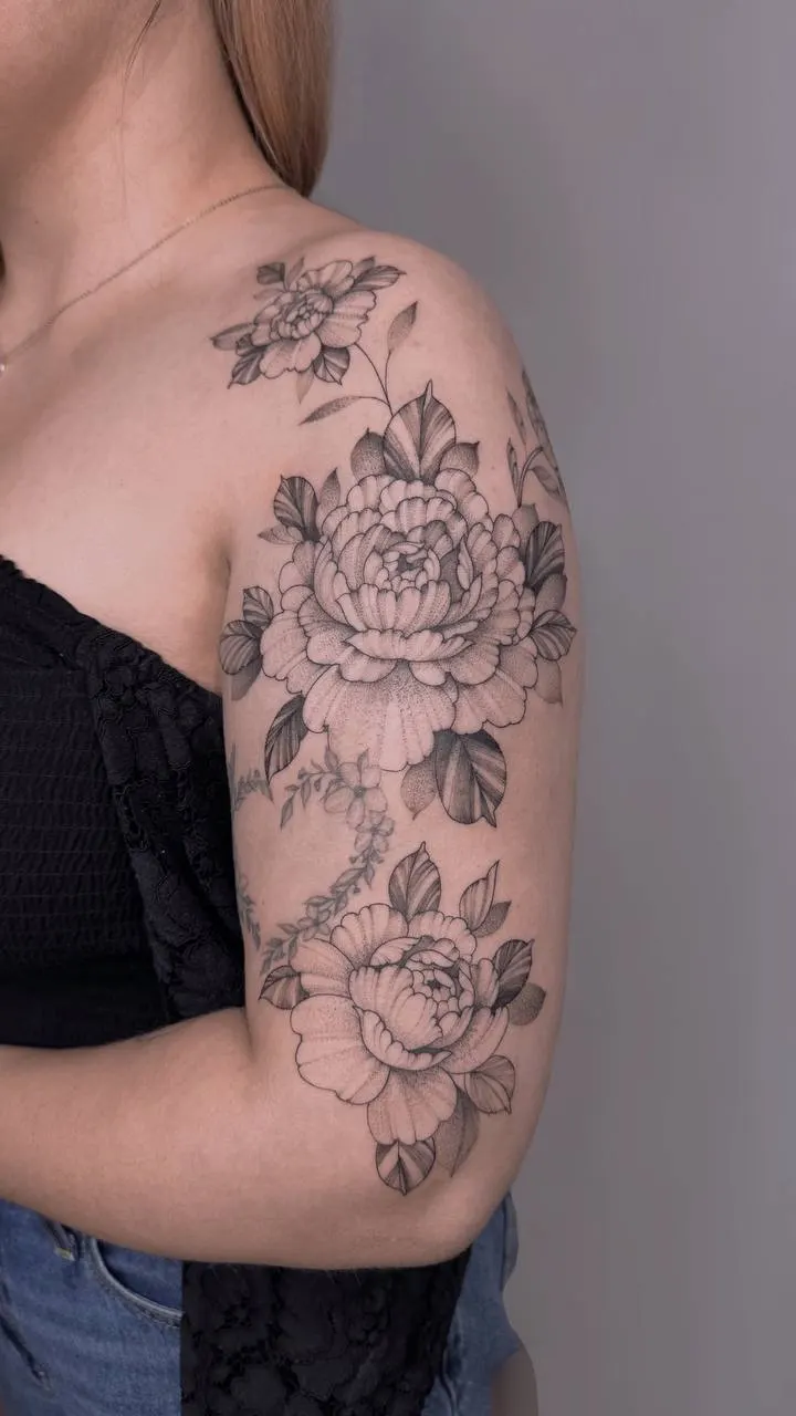 Pfingstrosen an Schulter und Oberarm – Fineline Tattoo