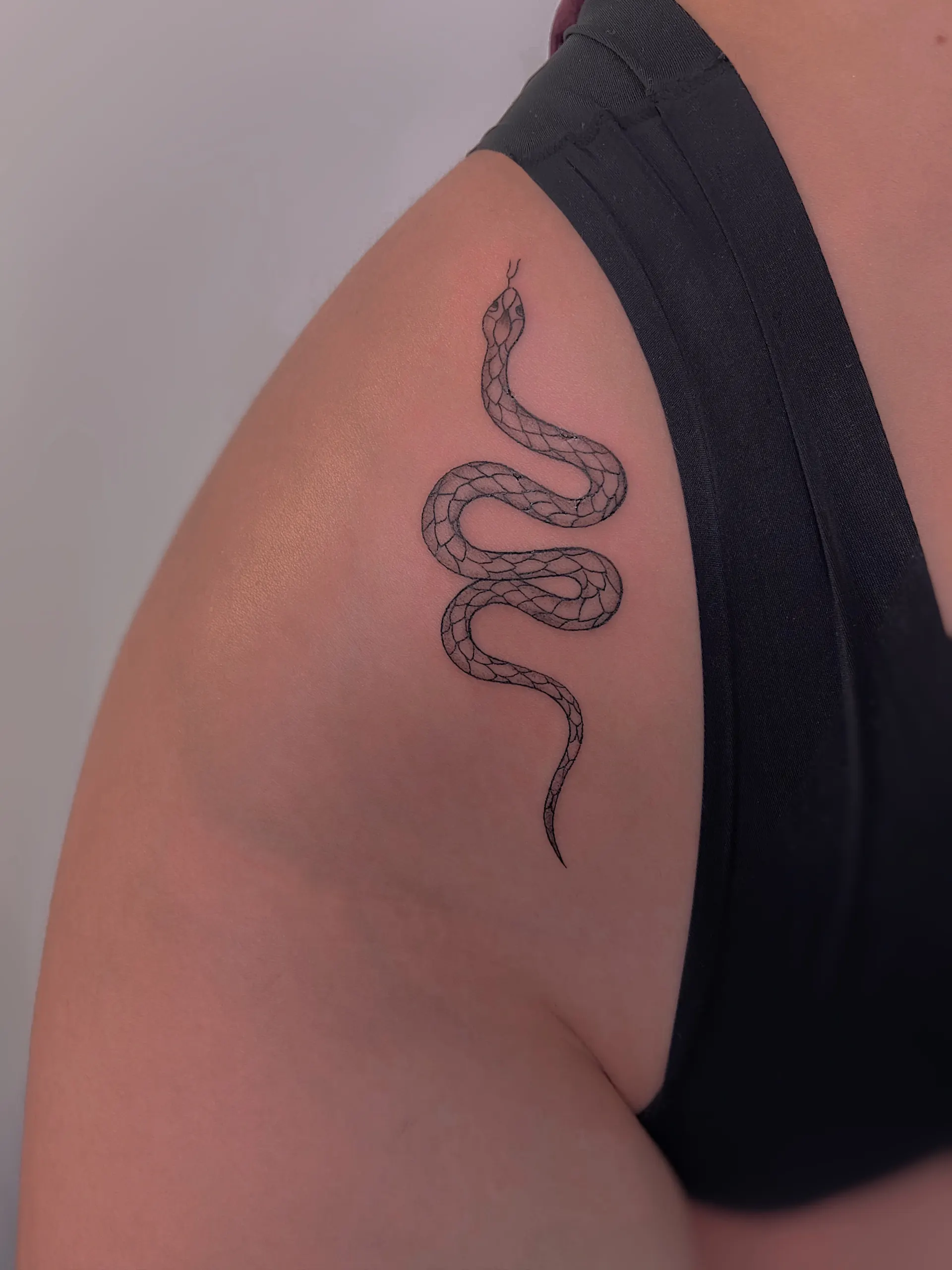 Schlange an der Huefte – Fineline Tattoo