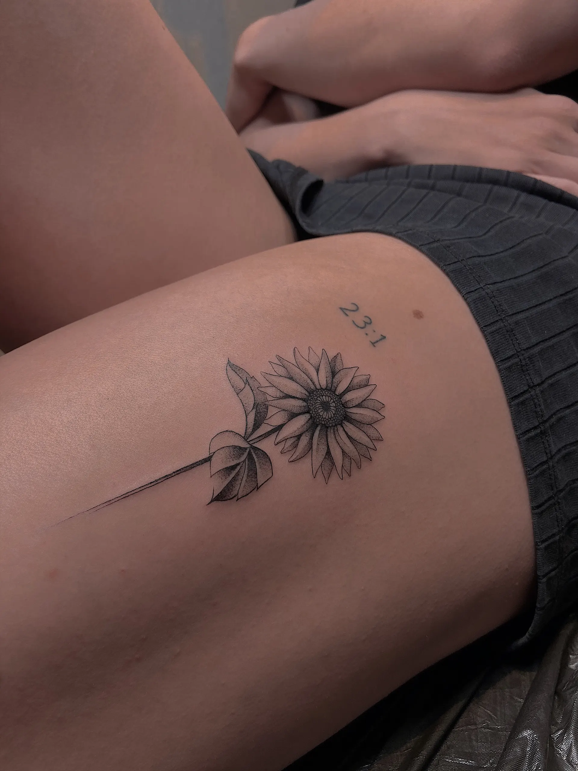 Sonnenblume am Oberschenkel – Fineline Tattoo