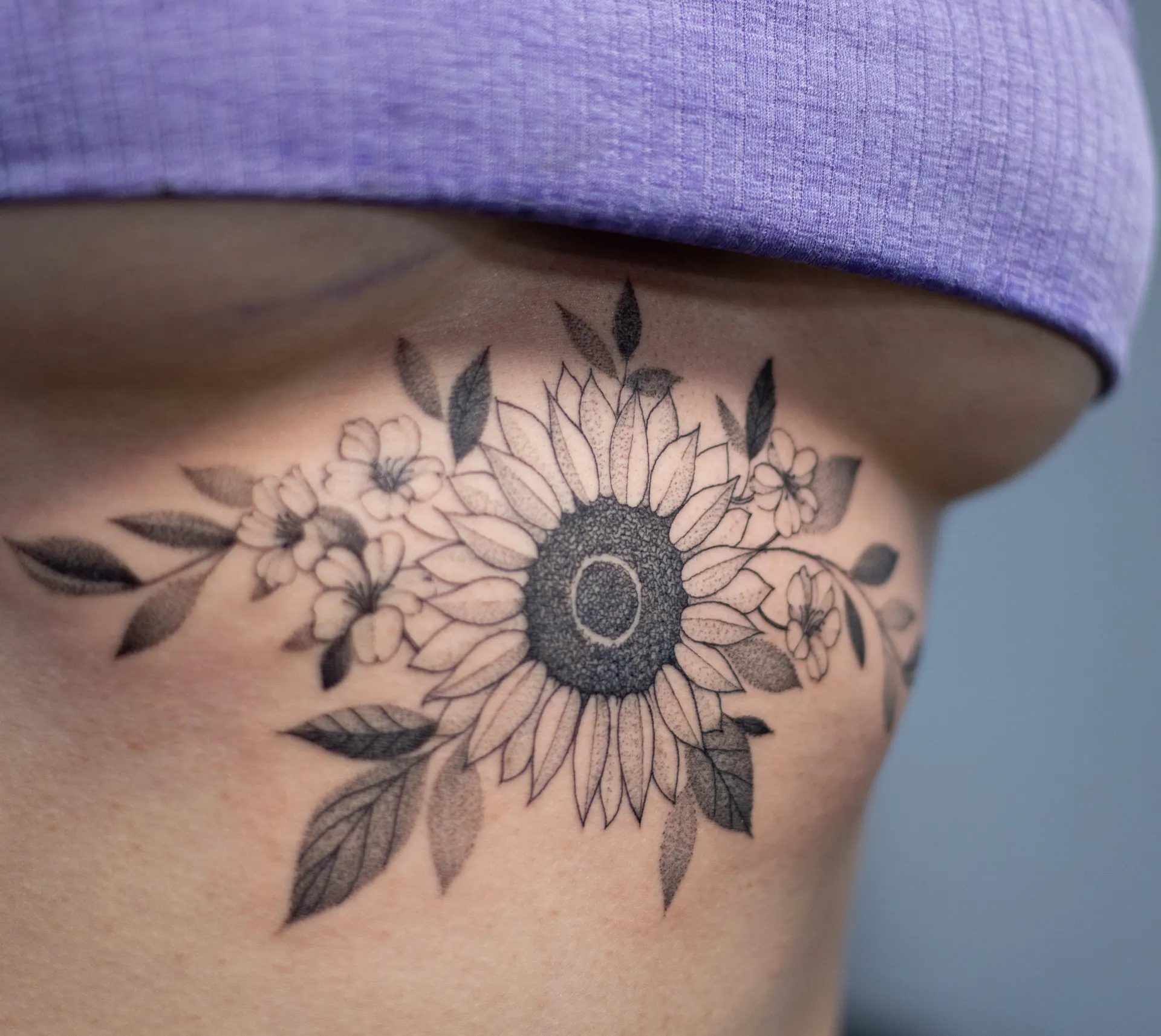 Sonnenblumen Bouquet unter der Brust – Fineline Tattoo