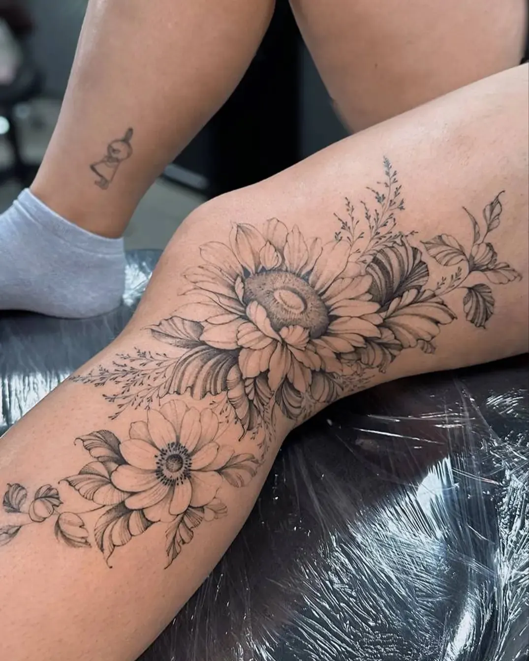 Sonnenblumen Ranke am Bein – Fineline Tattoo