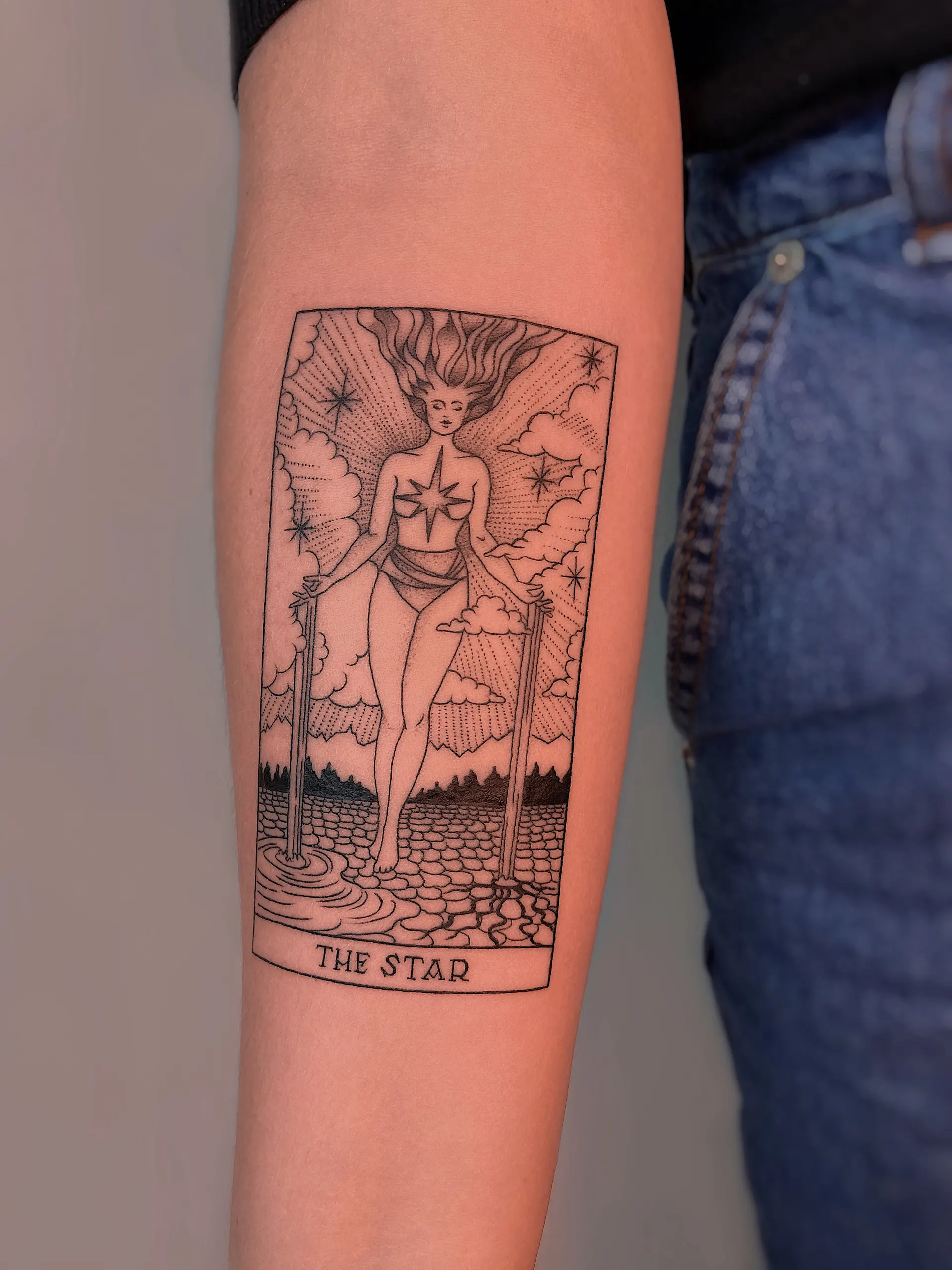 Tarotkarte The Star am Unterarm – Fineline Tattoo