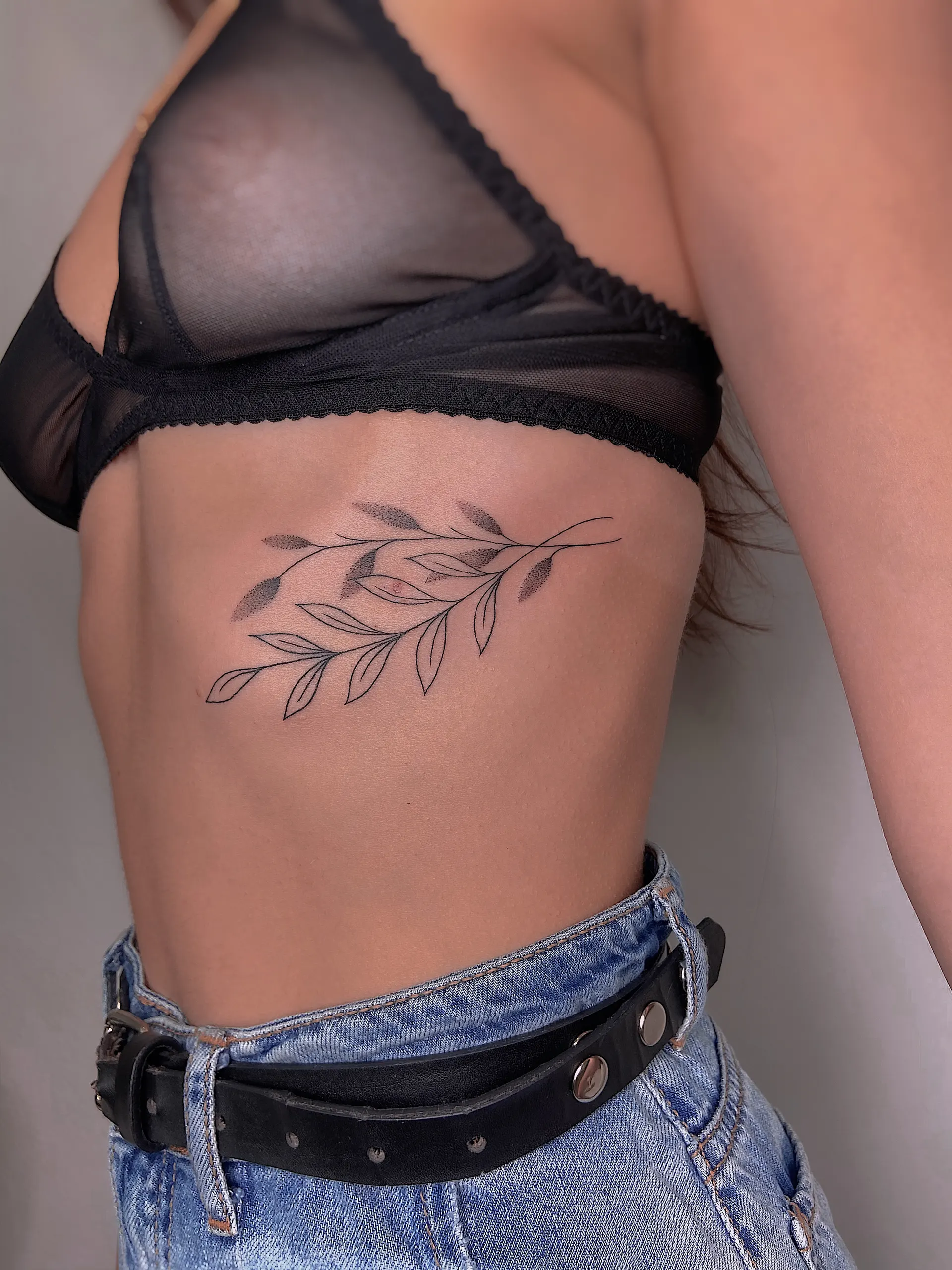 Zweig an der Rippe – Fineline Tattoo