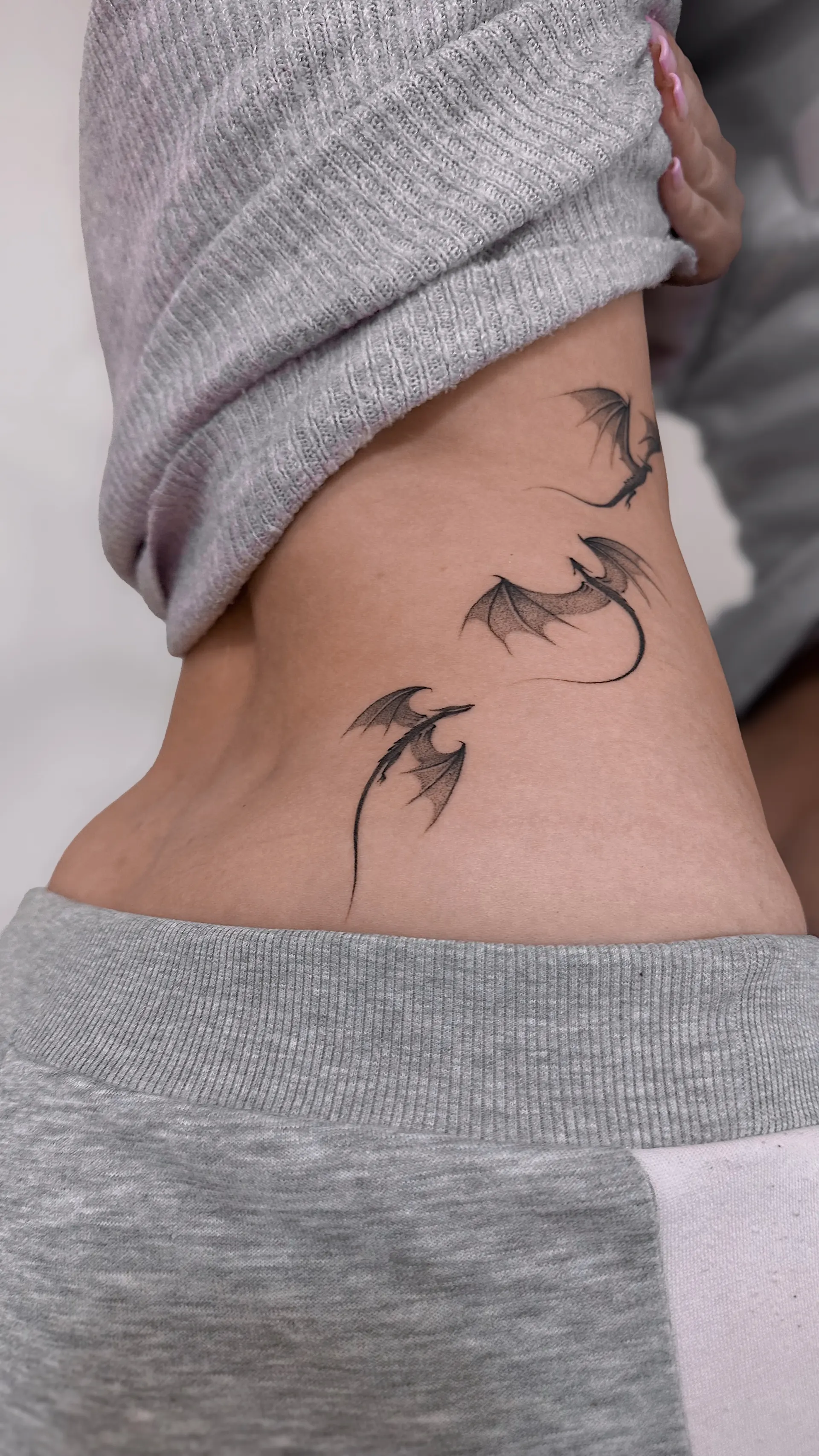 Drei Drachen an der Taille – Small pieces Tattoo