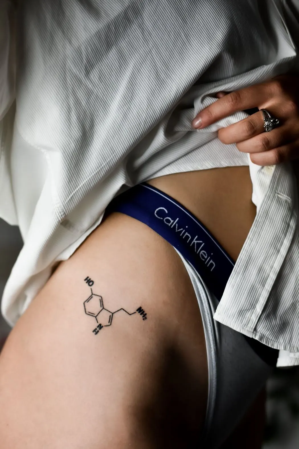 Serotonin Molekuel an der Huefte – Small pieces Tattoo