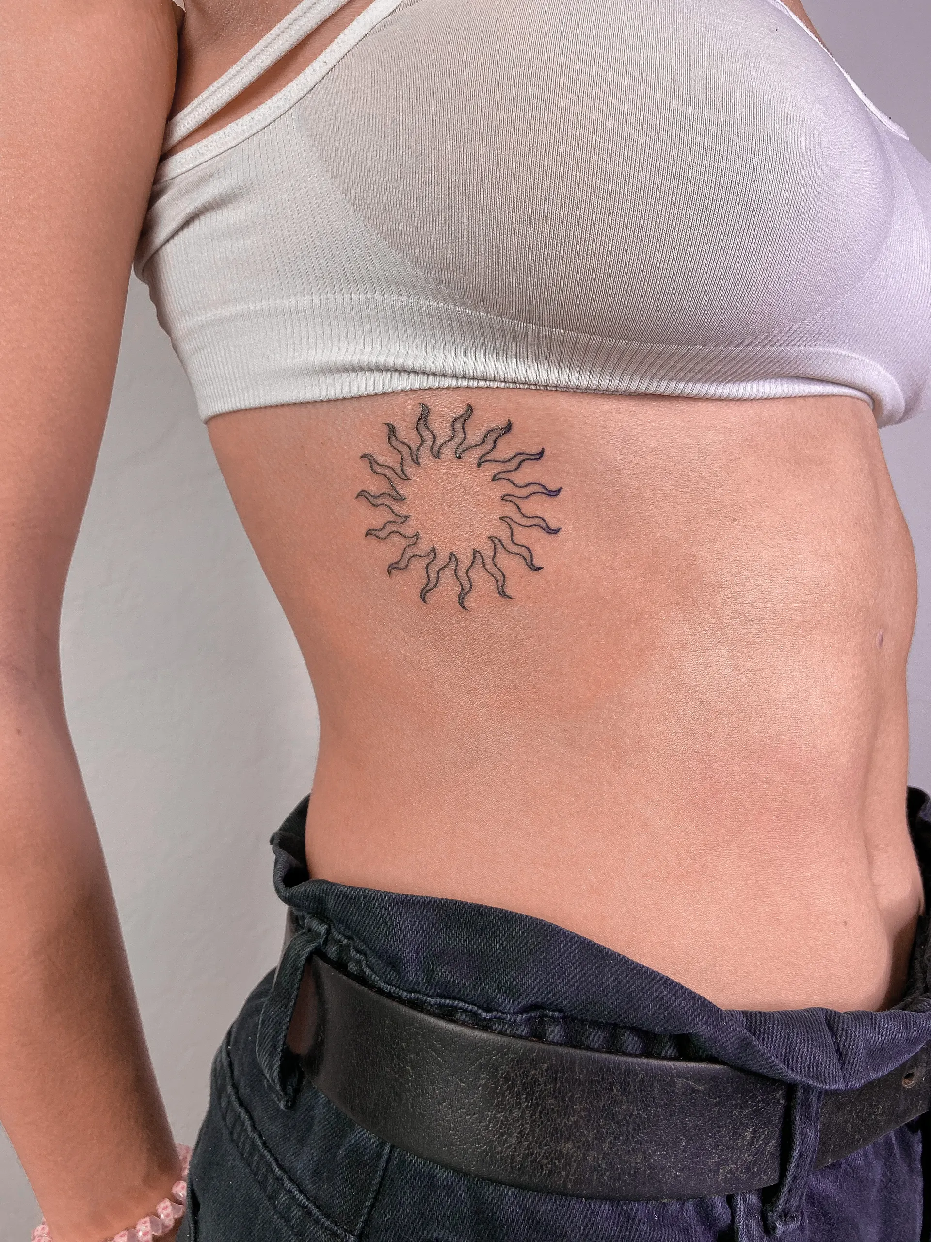 Sonne an der Rippe – Small pieces Tattoo