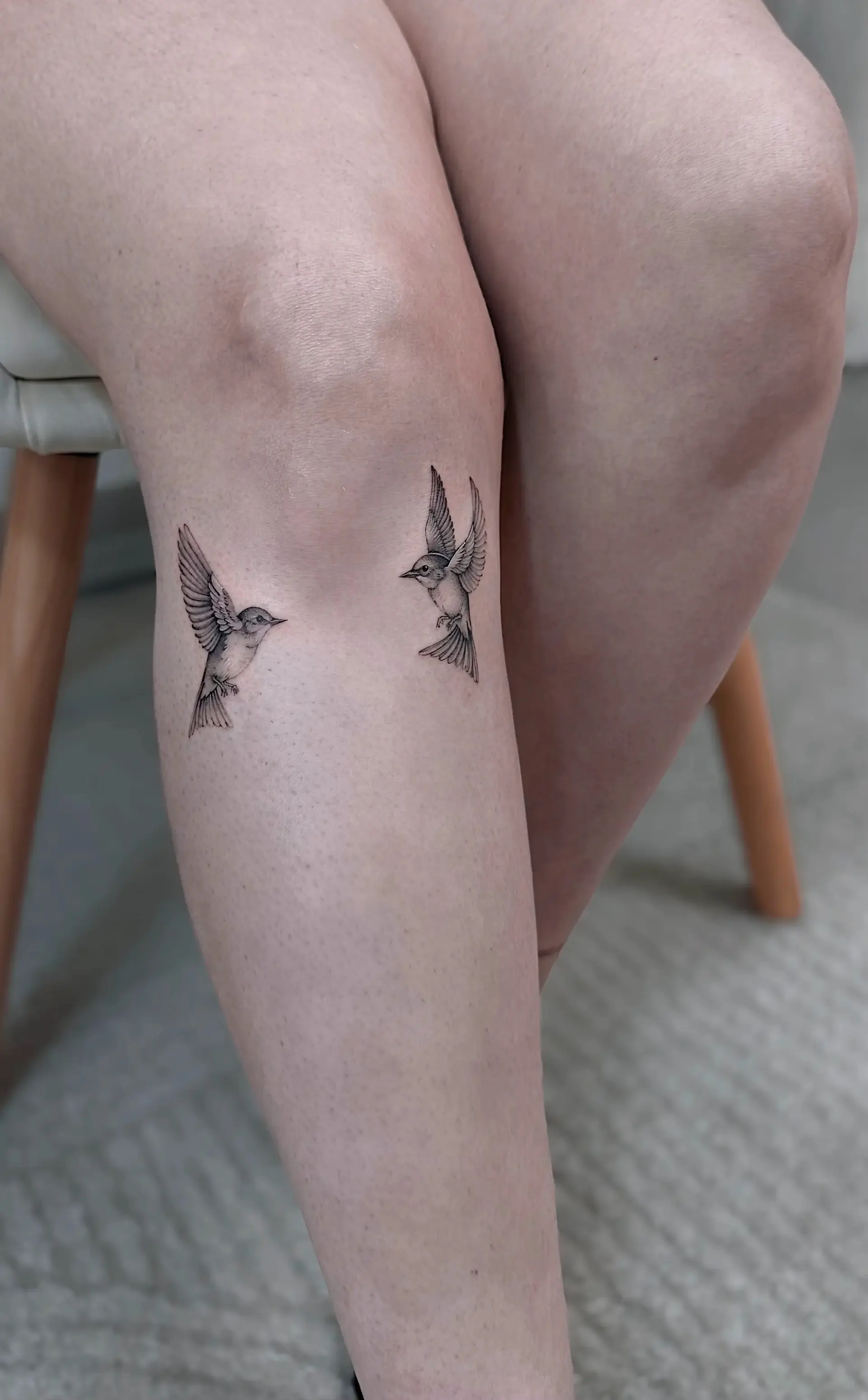 Zwei Schwalben an den Knien – Small pieces Tattoo