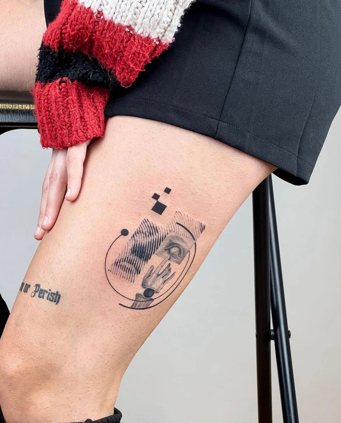Grafisches Motiv mit Schriftzug am Oberschenkel – Lettering Tattoo
