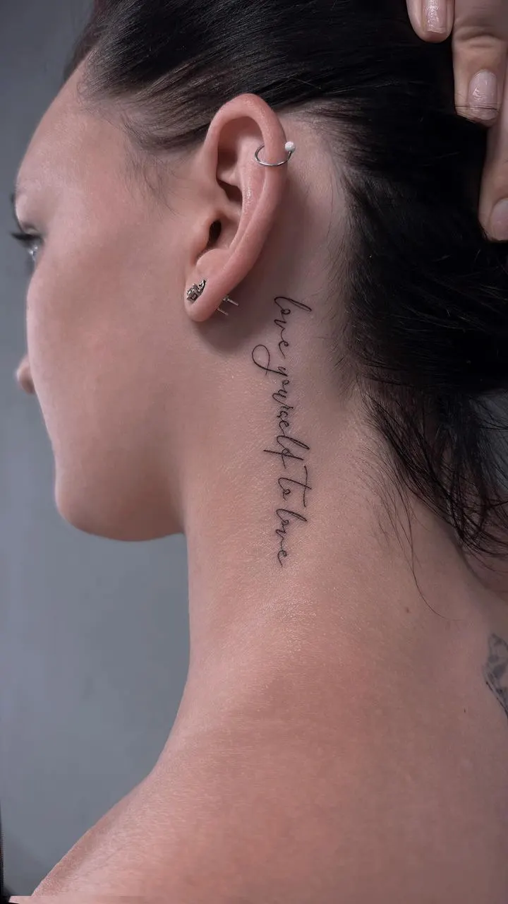Schriftzug im Nacken – Lettering Tattoo