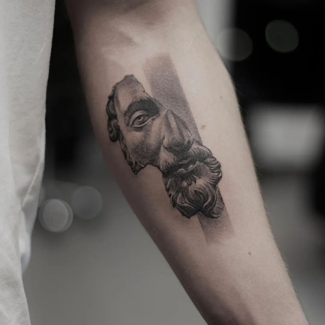 Antike Statue am Unterarm – Micro Realism Tattoo