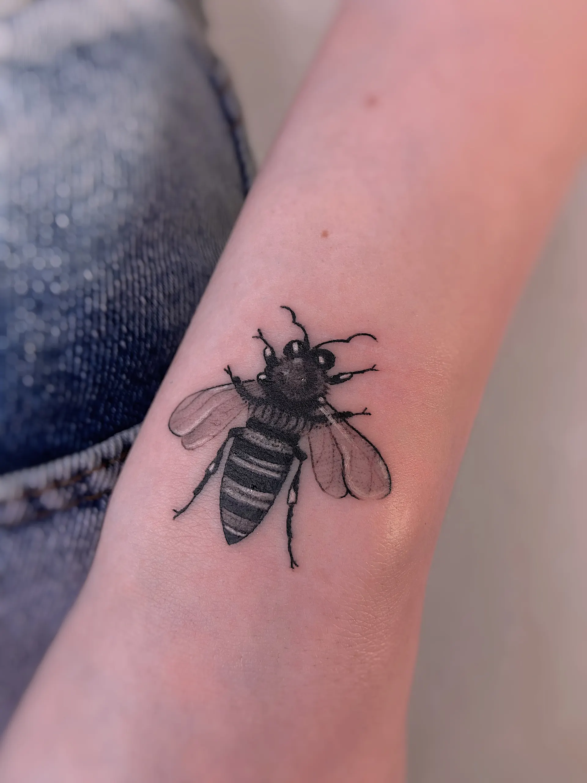 Biene am Oberarm – Micro Realism Tattoo