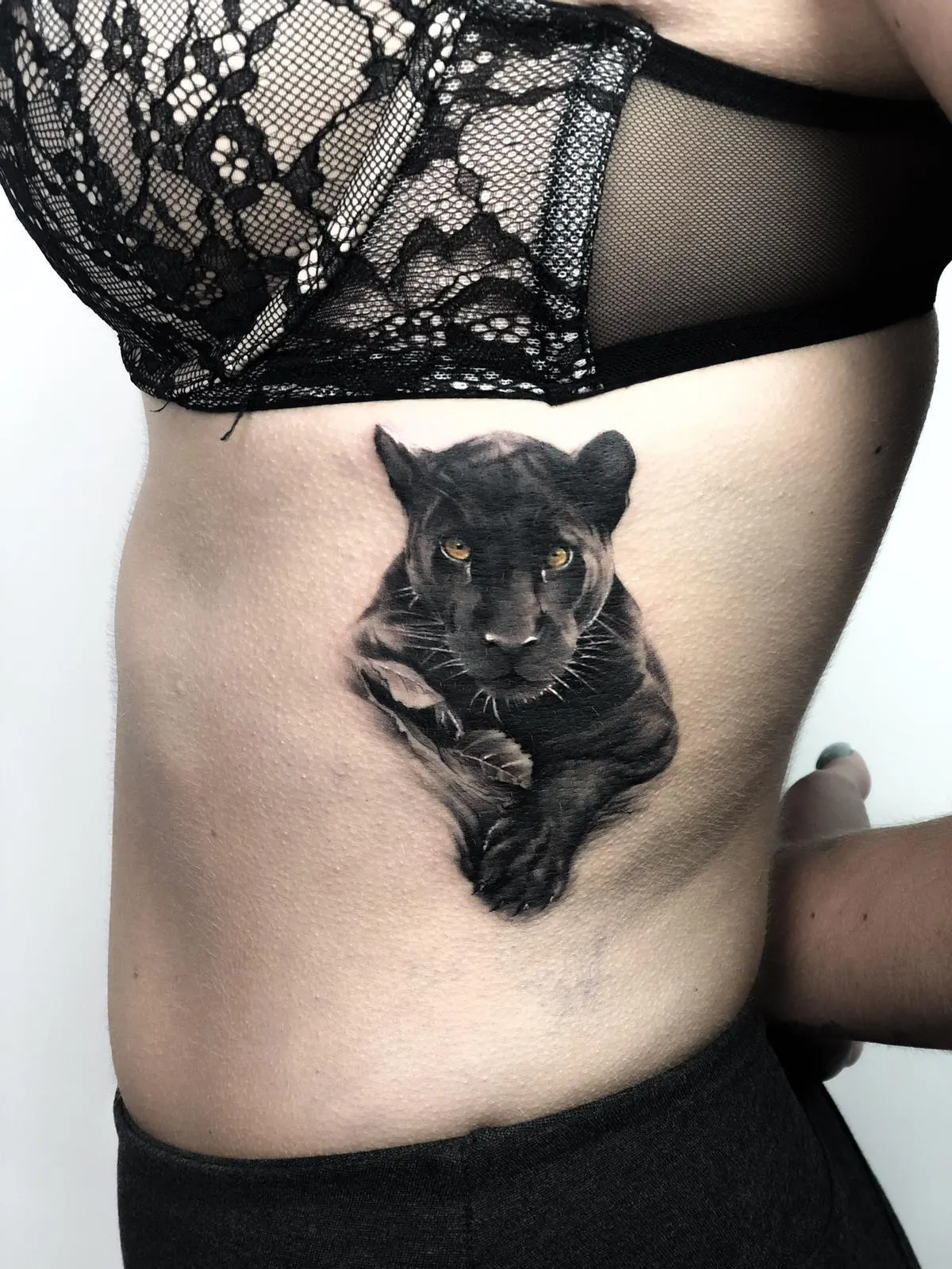 Schwarzer Panther an der Rippe – Micro Realism Tattoo