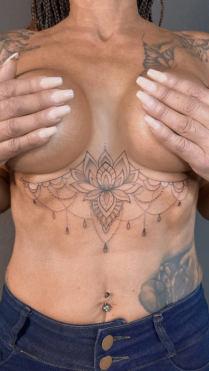 Ornament unter der Brust – Ornamental Tattoo