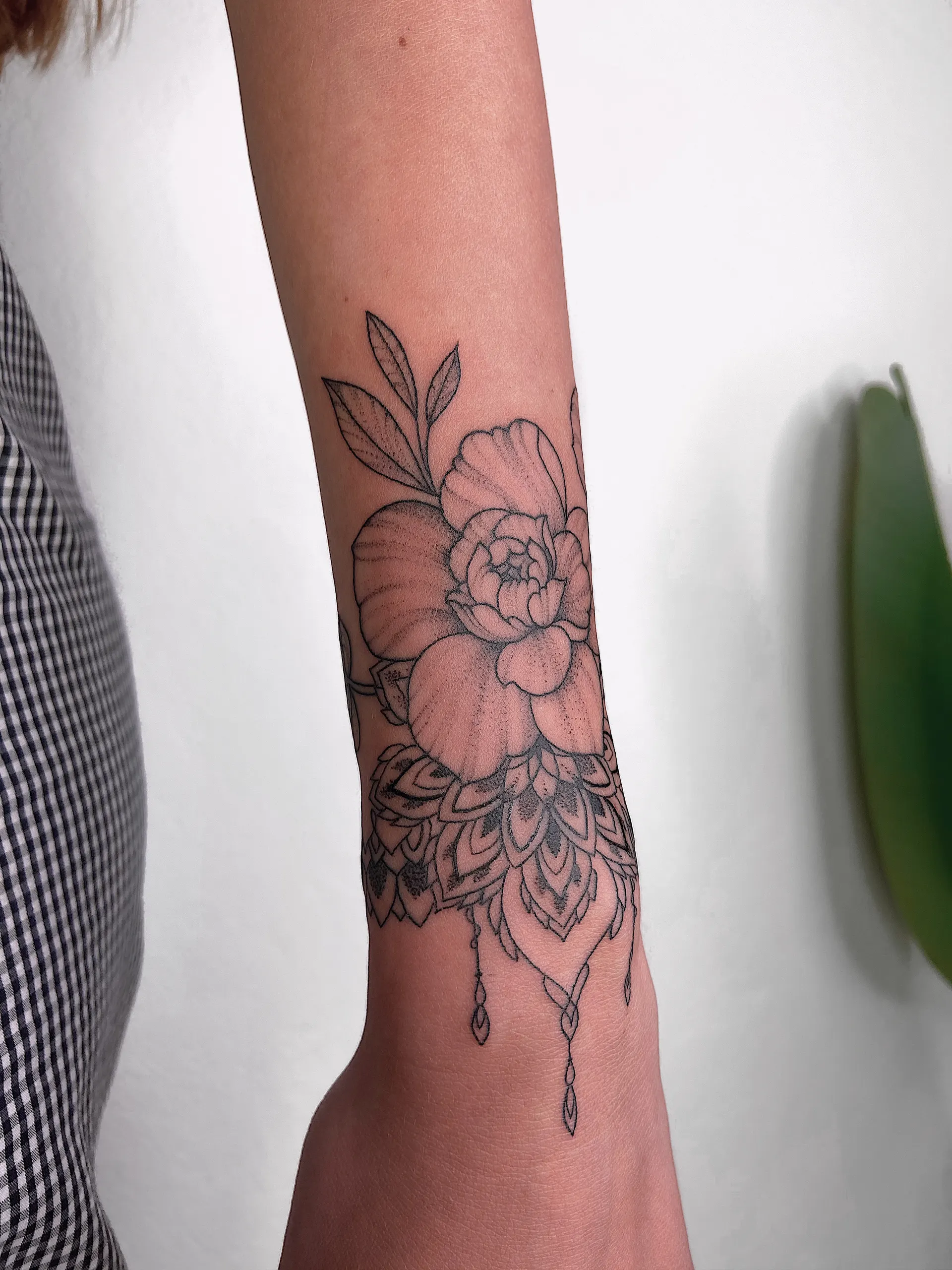 Pfingstrose mit Ornament am Handgelenk – Ornamental Tattoo